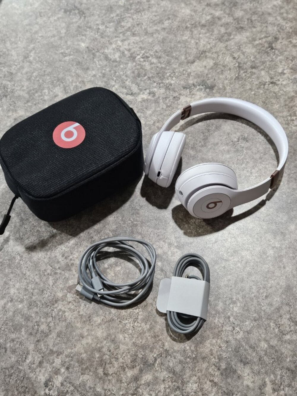 Beats Solo 4 Cloud Pink Wireless Headphones with Case & Cables